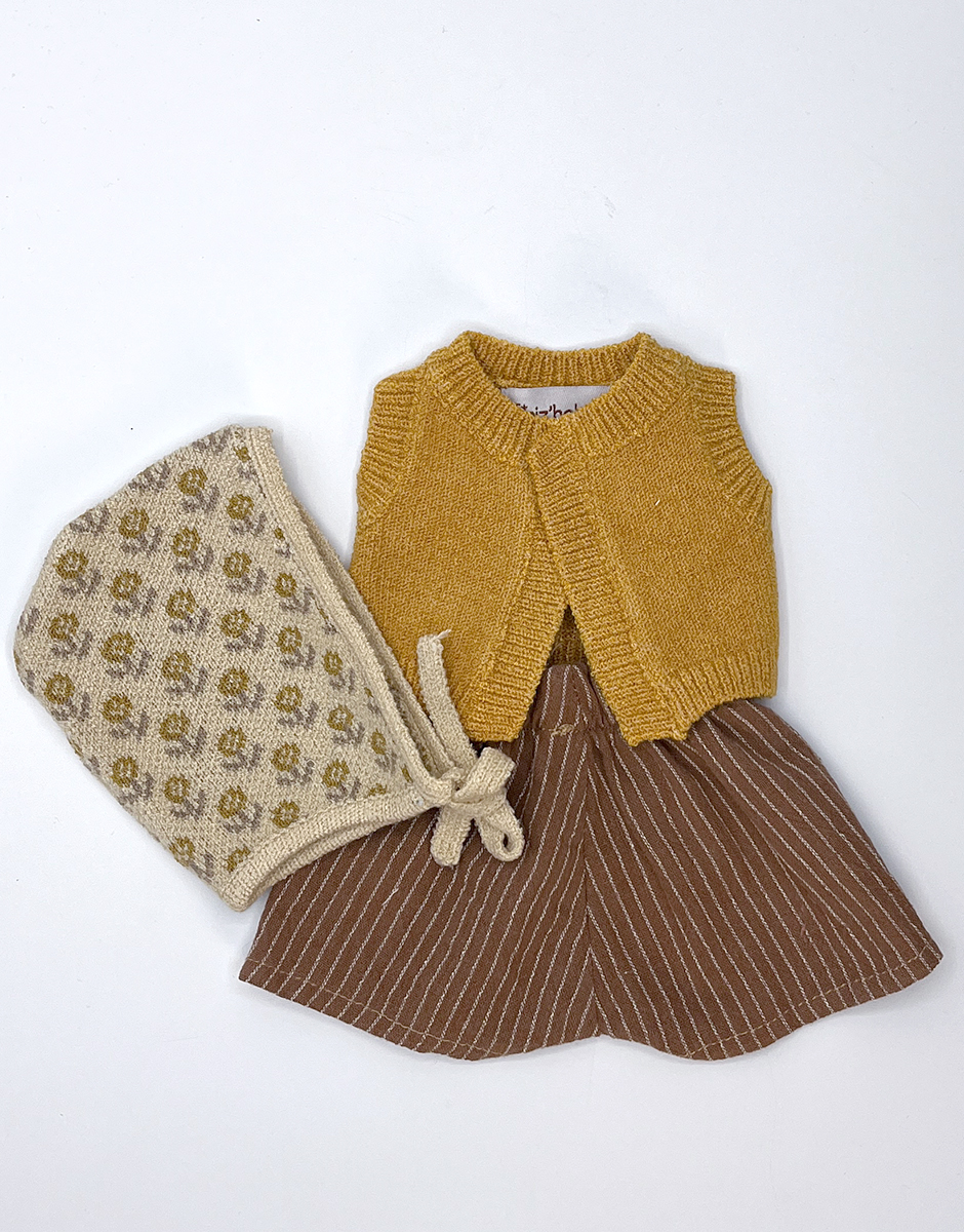 *Ensemble cardigan Léonie en tricot caramel, short à rayures noisette et béguin en tricot Fleurs des champs