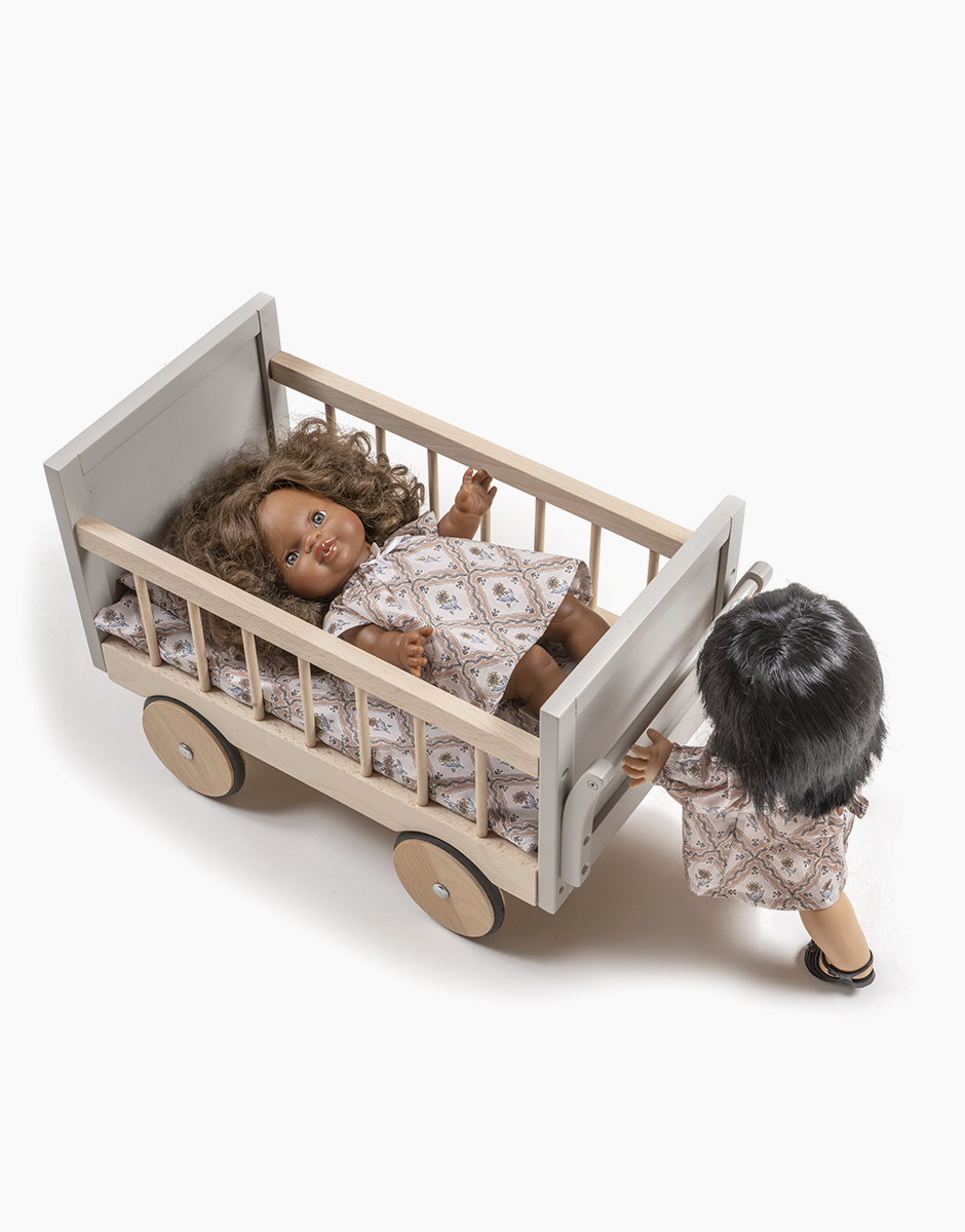 Lit pour poupée Minikane sur roues en bois gris poudré avec matelas en coton Alma