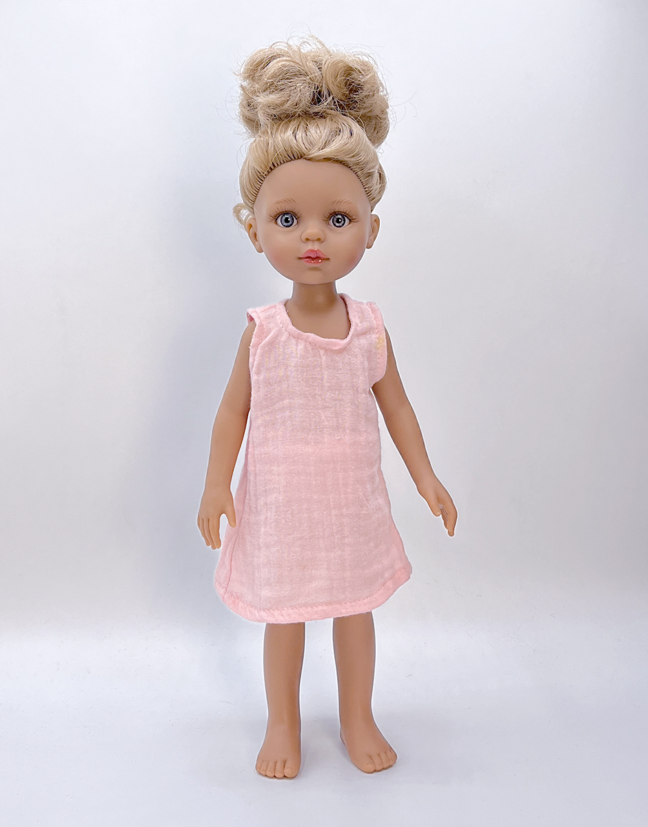 *Poupée Amigas 32cm Adèle habillée dans sa robe gaze de coton rose pétale