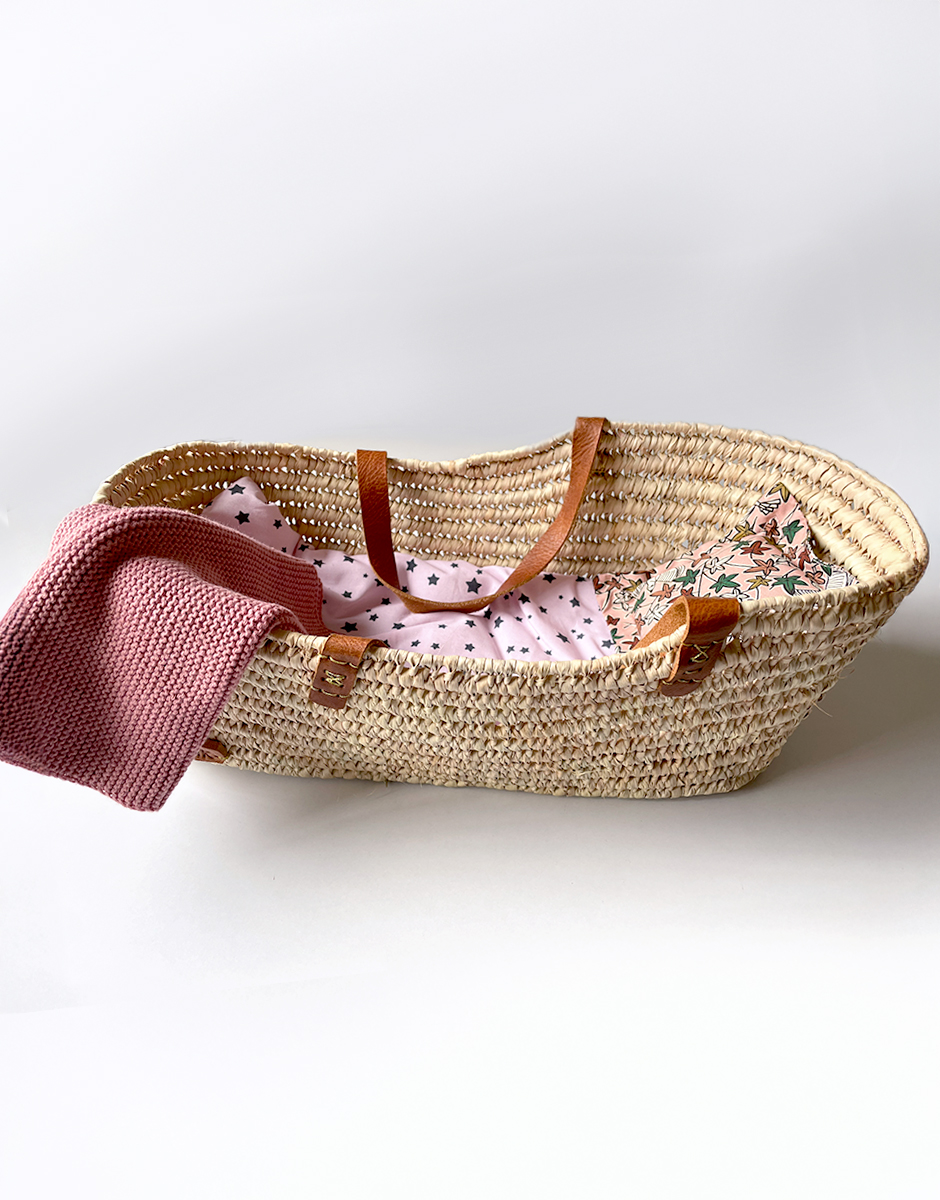 *Couffin en osier et sa garniture pour poupée Gordis et Babies avec couverture en tricot blush et coussin Colomba