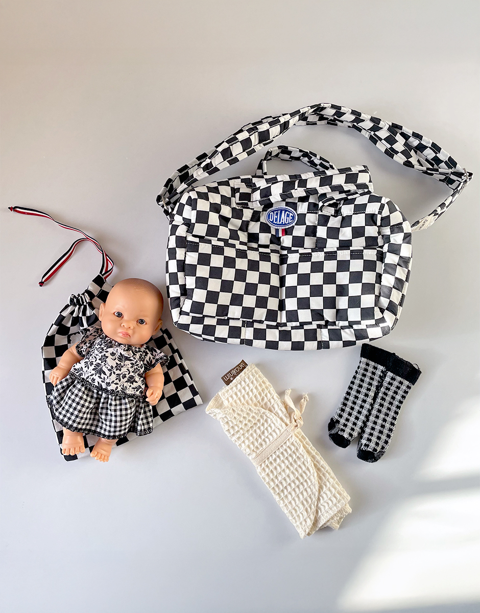 *Lot d’accessoires damier noir et blanc avec poupée PEQUE 20cm habillée