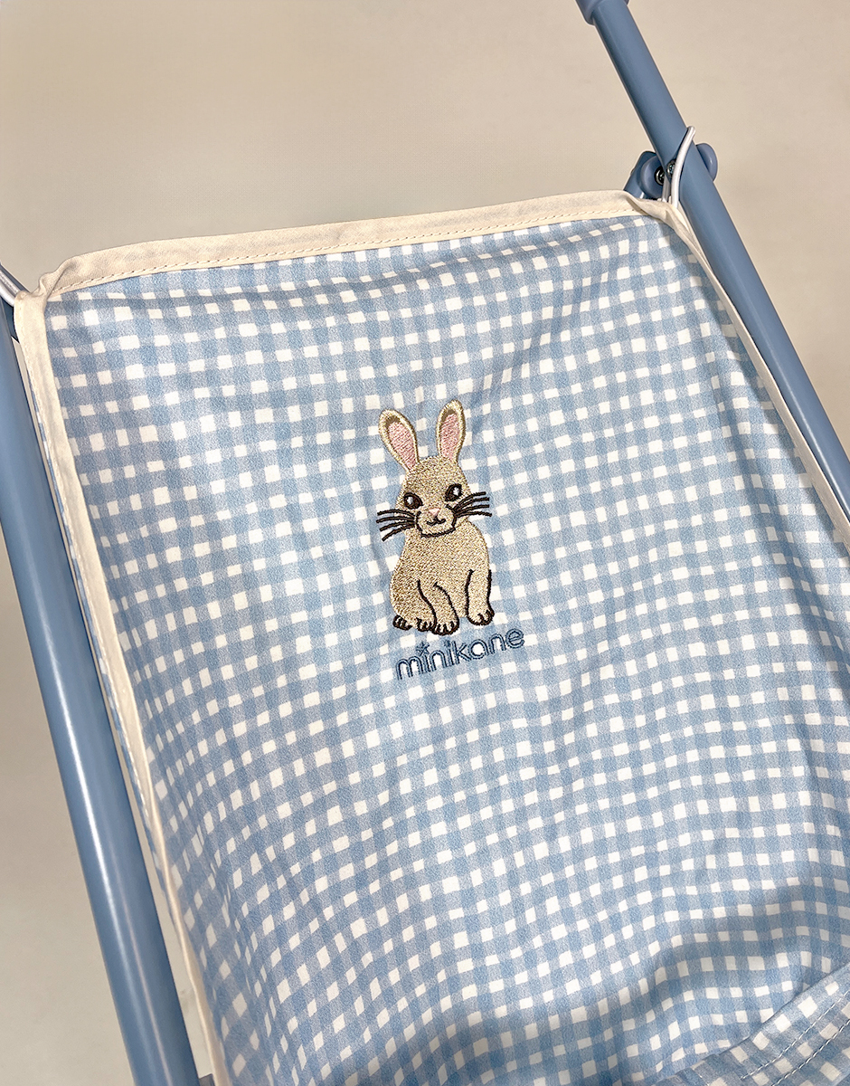 *Poussette poupée avec assise Vichy bleu et broderie lapin